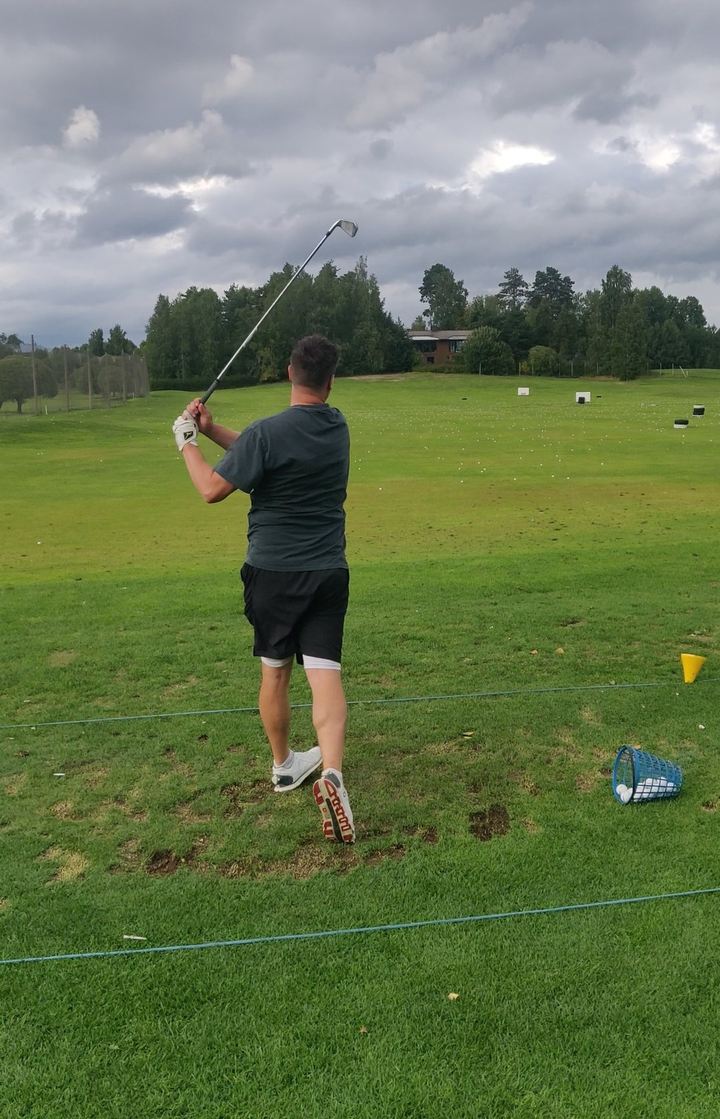 Aaro pelaamassa golfia kentällä — kivuton swing Golf Somatic -menetelmän jälkeen